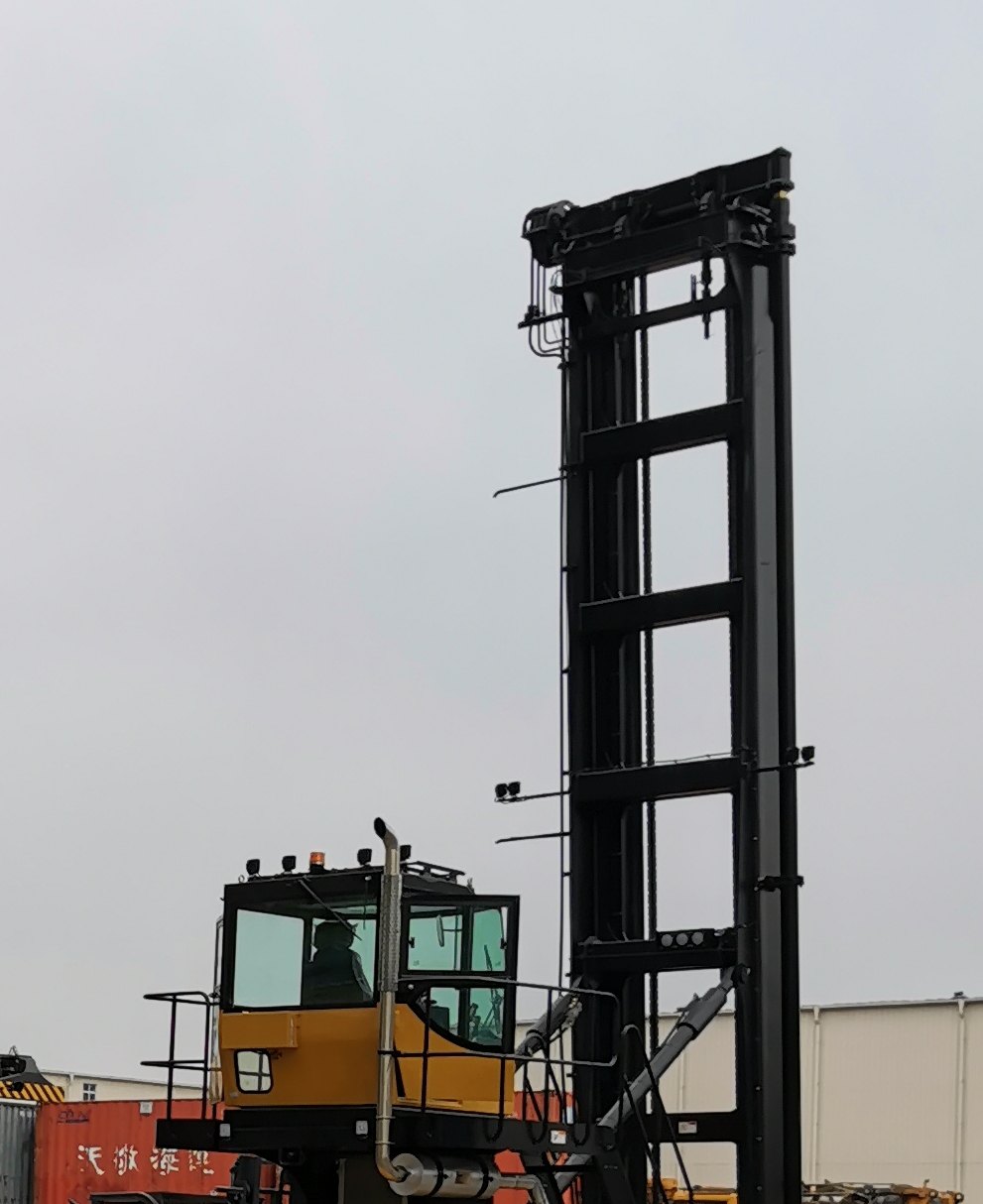 Mast-type empty container handler at a container yard