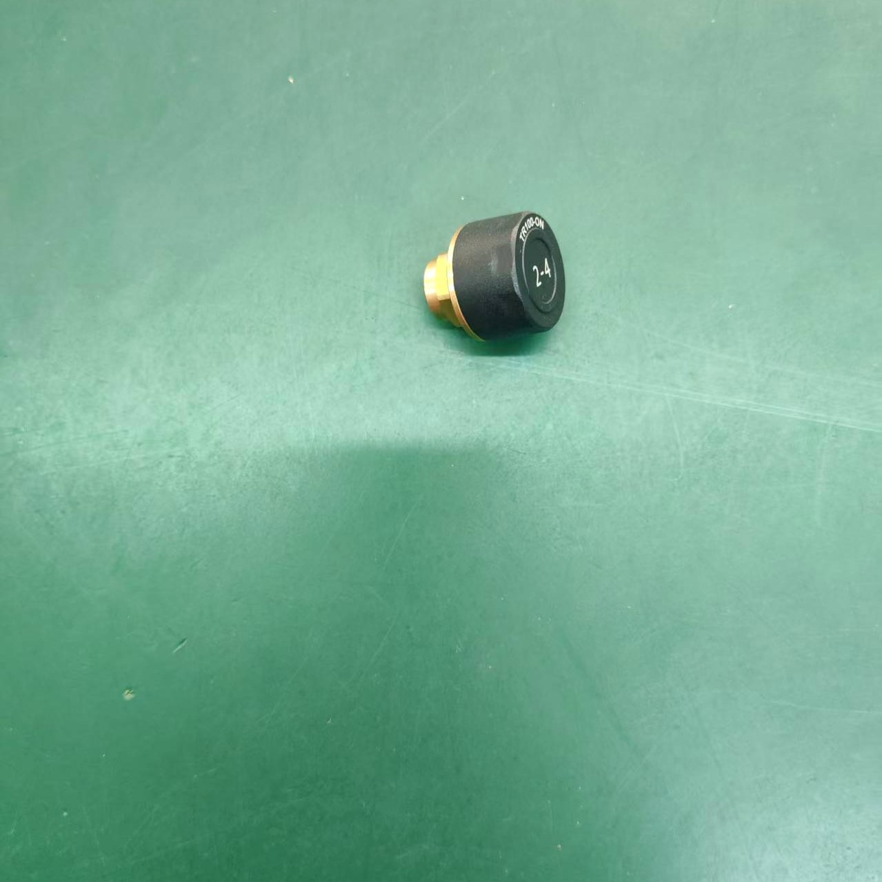External screw-on TPMS sensor for heavy vehicle wheels